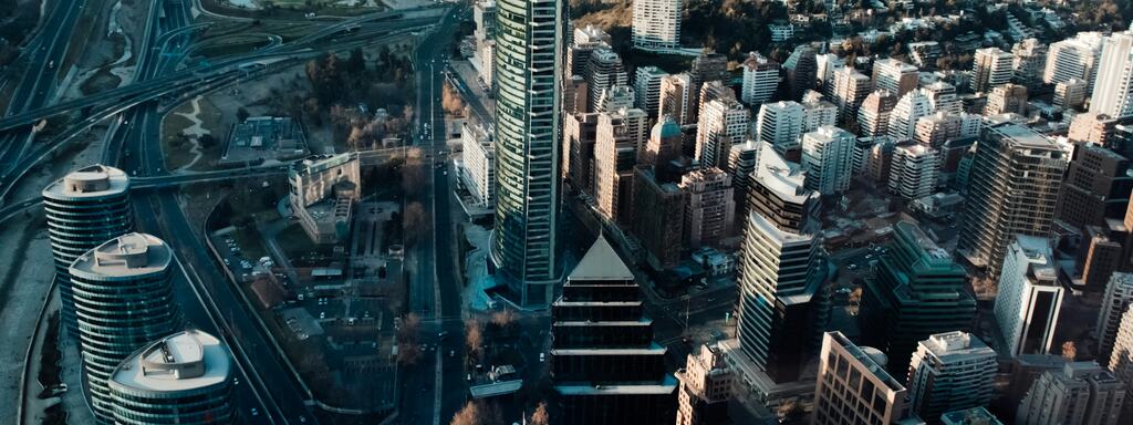 Vista aérea de torres de oficinas en el sector oriente de Santiago