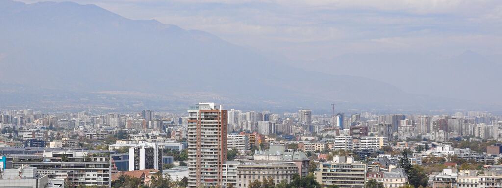 Panorámica de Santiago con edificios de oficinas y la cordillera al fondo