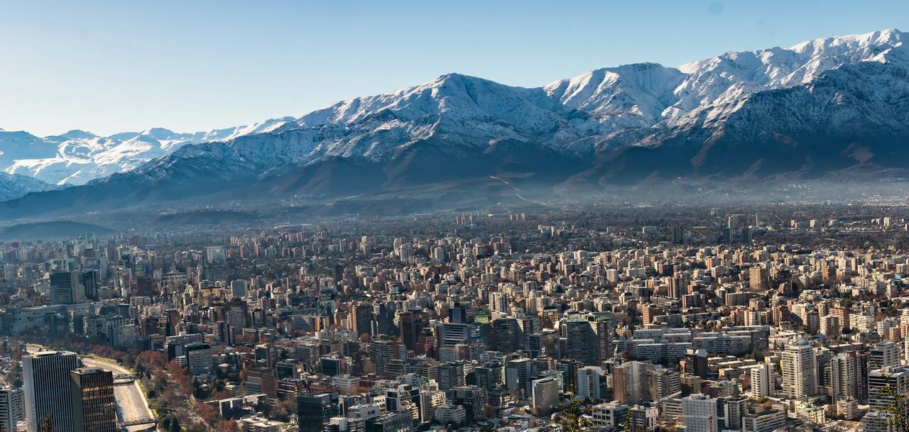 Santiago y la cordillera de los Andes nevada vistos desde el cerro San Cristóbal