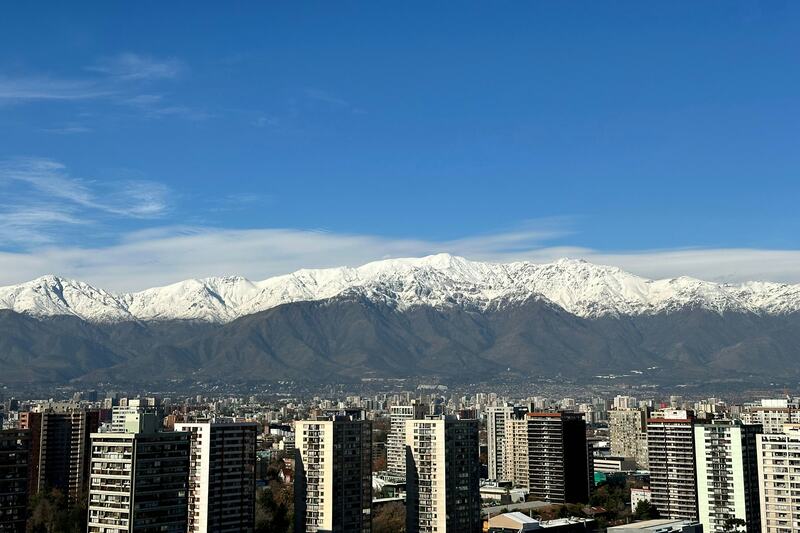 La cordillera de los Andes nevada sobre los edificios de Santiago