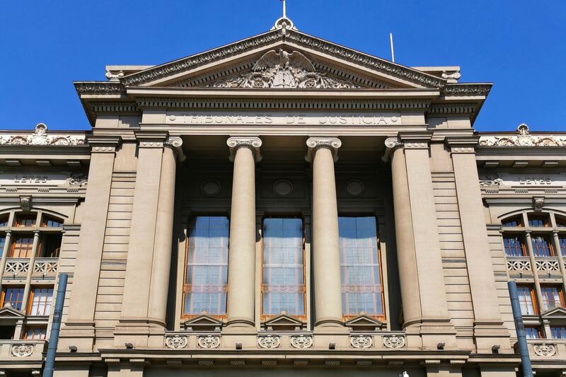 Fachada del Palacio de los Tribunales de Justicia en Santiago, con sus columnas y la bandera de Chile